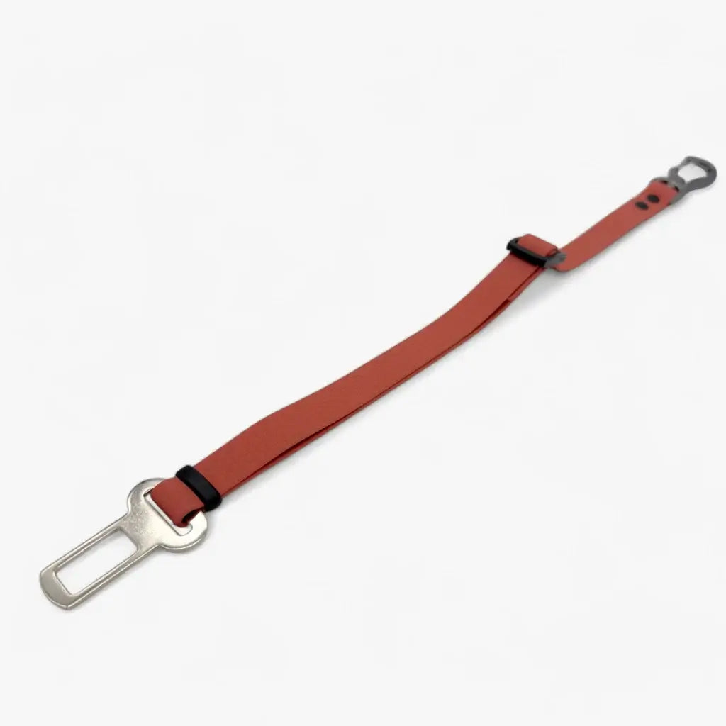 Auto drošības siksna suņiem, piemērota jaunajiem ceļu satiksmes noteikumiem un drošai braukšanai.