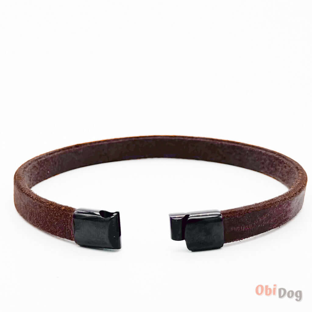 Personalized leather dog collar with magnetic buckle for safety and comfort. Sturdy, moisture-resistant, and easy to maintain.